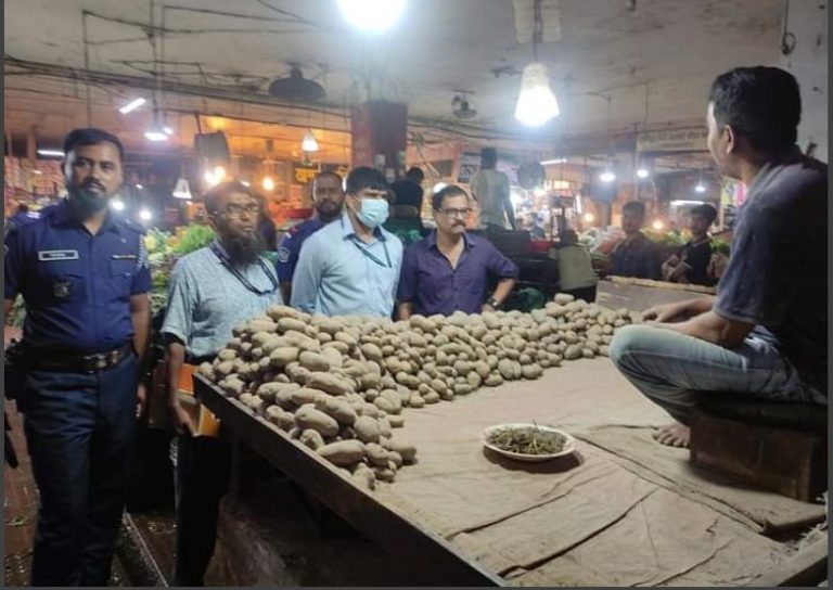 নগরীর নিউমার্কেট এলাকায় ভোক্তার অভিযানে তিনটি প্রতিষ্ঠানকে ৪৫ হাজার টাকা জরিমানা