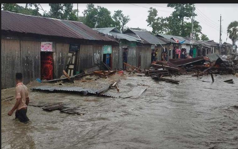 চোখের সামনে ভেসে গেল ২ হাজার গবাদিপশু ও ১০ দোকান