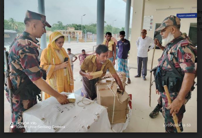 ব্রাহ্মণপাড়ায় টাস্কফোর্সের অভিযানে বিপুল পরিমাণ ভারতীয় বাজি জব্দ