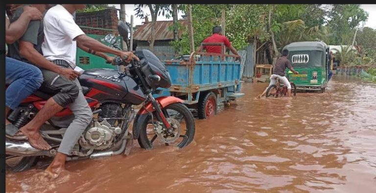 ঘূর্ণিঝড় রিমালের প্রভাবে বৃষ্টিতে ব্রাহ্মণপাড়ায় জলাবদ্ধতা, ভোগান্তি