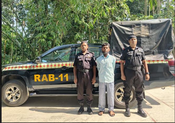 লুঙ্গিতে রক্তের দাগে ধরা পড়ল খুনি, অতঃপর