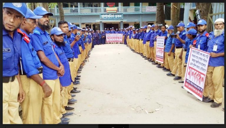 মুরাদনগরে গ্রাম পুলিশের উপর সন্ত্রাসী হামলার প্রতিবাদে মানববন্ধন