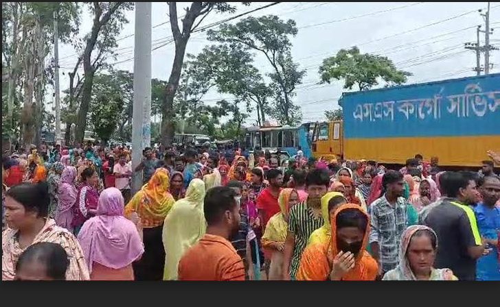 বকেয়া বেতনের দাবিতে ঢাকা-চট্রগ্রাম মহাসড়ক অবরোধ