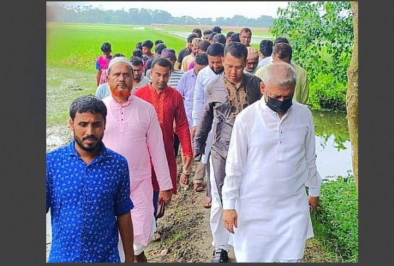 বরুড়ায় স্বেচ্ছাশ্রমে নির্মিত রাস্তা পরিদর্শন ও আর্থিক অনুদান বিতরণ করলেন সাংসদ শফিউদ্দিন শামীম