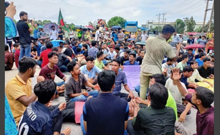 কোটা বাতিলের দাবিতে কুবি শিক্ষার্থীদের বিক্ষোভ, ঢাকা-চট্টগ্রাম মহাসড়ক অবরোধ