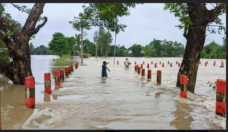 জামালপুরে বন্যার পানি বৃদ্ধিতে যোগাযোগ বিচ্ছিন্ন রাস্তা ব্রিজ বিধ্বস্ত