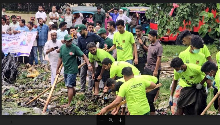 মুরাদনগরে ময়লা পরিষ্কারে খালে  নামলেন উপজেলা চেয়ারম্যান