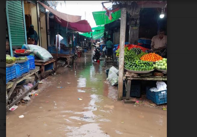 নাঙ্গলকোটের বক্সগঞ্জ বাজারে সামান্য বৃষ্টিপাতেই পানি জমে, দুর্ভোগে ব্যবসায়ী ও ক্রেতারা