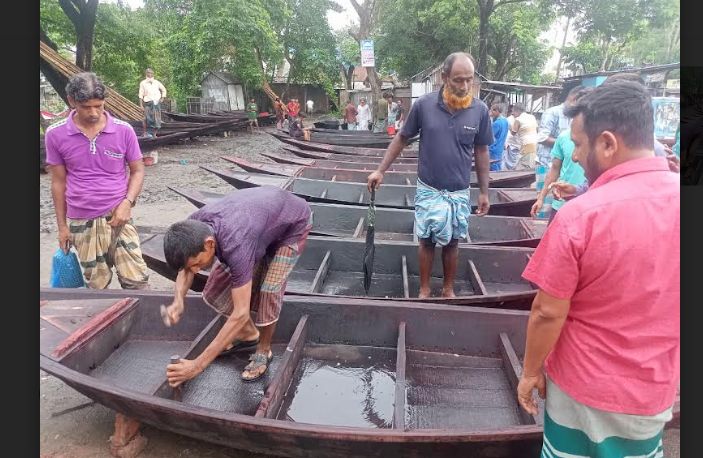 ঐতিহ্যবাহী রামচন্দ্রপুর বাজারে পূর্ণ জৌলুসে শতবর্ষী নৌকার হাট