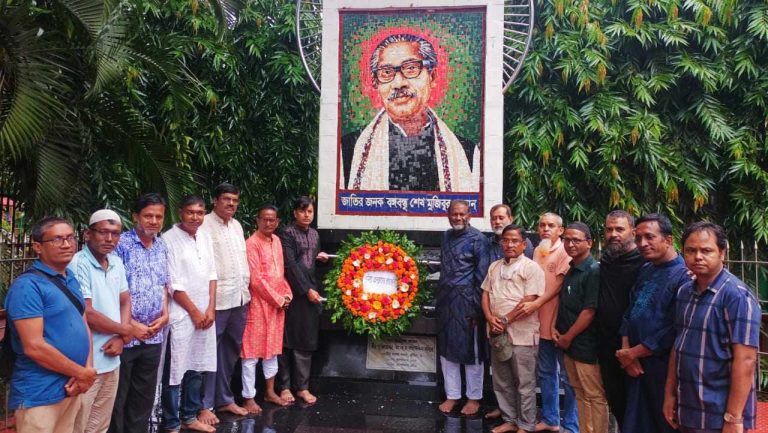 বঙ্গবন্ধুর প্রতিকৃতিতে কুমিল্লা প্রেসক্লাবের নয়া কমিটির শ্রদ্ধা