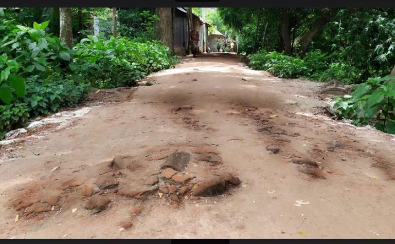 ব্রাহ্মণপাড়ায় ভাঙা সড়কে দুই উপজেলার দশ গ্রামের মানুষের দুর্ভোগ, ১৫ বছরে ও এ রাস্তা মেরামত করা হয়নি ফলে বেহাল অবস্থা