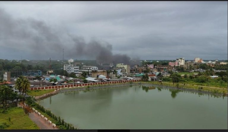 নোয়াখালীত কোটা আন্দোলনকারীদের বিক্ষোভ, জেলা আ.লীগ কার্যালয়ে অগ্নিসংযোগ-ভাংচুর