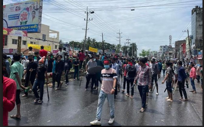 নোয়াখালীর রাজপথ ছাত্র-জনতার দখলে, চৌমুহনী পৌরসভা, যুবলীগ নেতার বাসভবনে অগ্নিসংযোগ, মাঠে নেই আ.লীগ