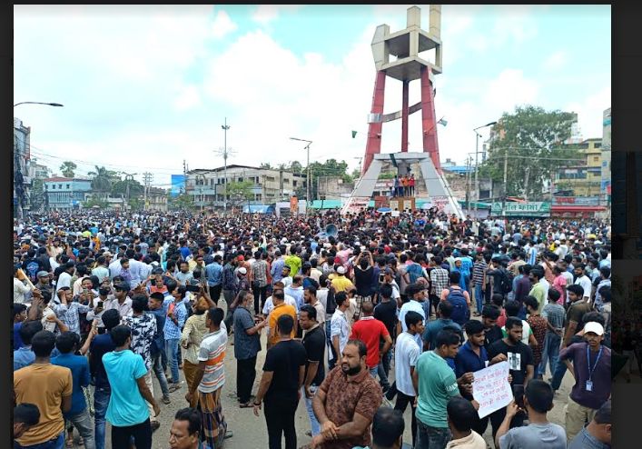 নারায়ণগঞ্জ উত্তাল বিক্ষোভ, অগ্নিসংযোগ, ভাংচুর ও গুলি