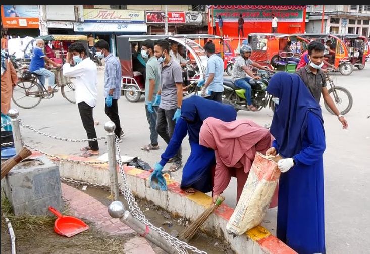 ঝিনাইদহে শহর পরিস্কার করতে রাস্তায় শিক্ষক-শিক্ষার্থীরা