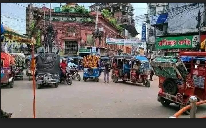 কুমিল্লায় ট্রাফিকের দায়িত্বে শিক্ষার্থীরা,প্রশংসা সাধারণ মানুষের