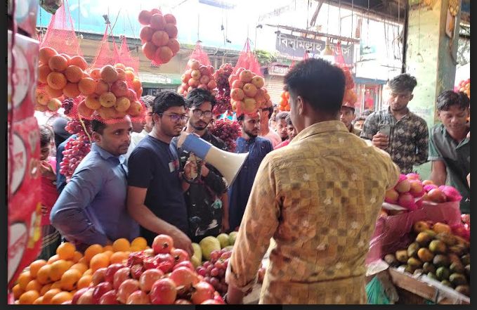 মনোহরগঞ্জে  দ্রব্যমূল্য নিয়ন্ত্রন ও শৃংঙ্খলা ফেরাতে শিক্ষার্থীদের বাজার মনিটরিং