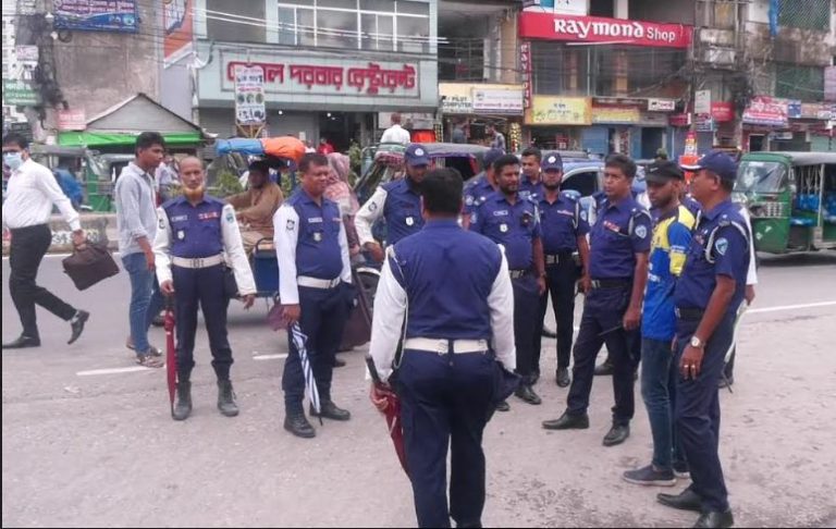 নোয়াখালীতে সেনাবাহিনীর সহায়তায় শুরু হয়েছে ট্রাফিক ও ৮ থানার কার্যক্রম