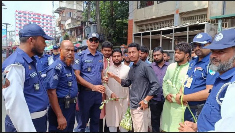 ঝিনাইদহে কাজে ফেরায় পুলিশ সদস্যদের ফুল দিয়ে বরণ করে নিলো শিক্ষার্থীরা