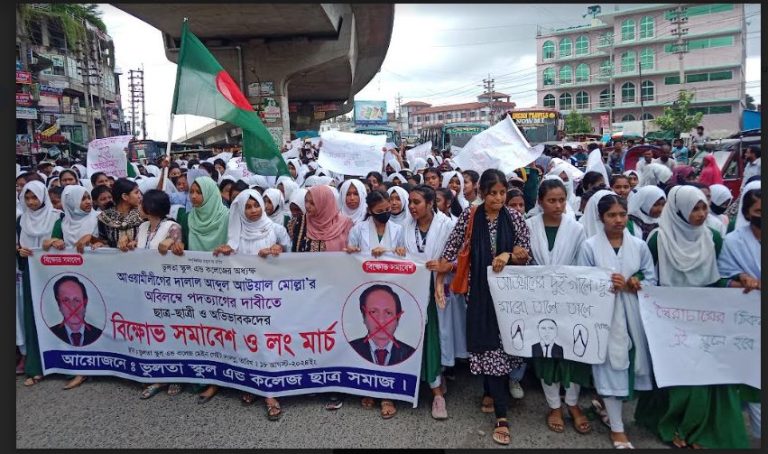 রূপগঞ্জে বাঁশ ফেলে শিক্ষার্থীদের ঢাকা-সিলেট  মহাসড়ক অবরোধ অবশেষে অধ্যক্ষের পদত্যাগ