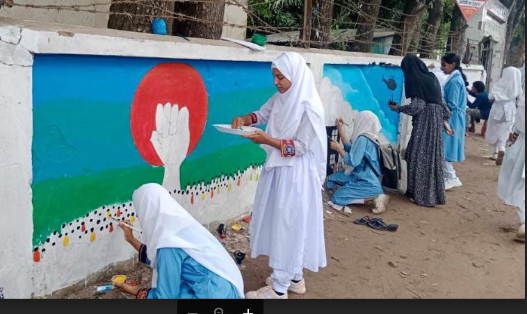 ব্রাহ্মণপাড়া স্কুল কলেজের শিক্ষার্থীরা দেওয়াল সৌন্দর্যবর্ধনে কাজ করছে