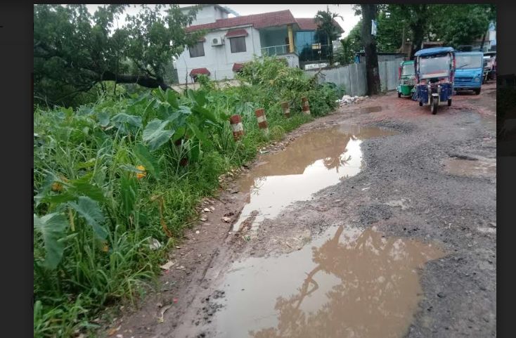 ব্রাহ্মণপাড়ায় সামান্য বৃষ্টি হলেই সড়কে জলাবদ্ধাতা জনজীবনে দুর্ভোগ