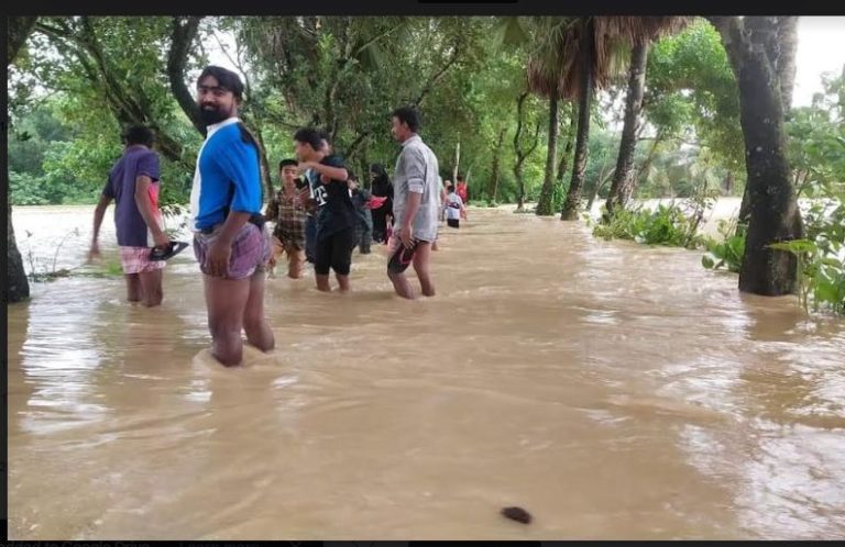 গোমতী  নদীর পানি বিপদসীমার উপরে প্রবাহিত, ভয়ংকর রূপদারন করেছে, আতঙ্কিত বাধের পাড়ের লোকজন