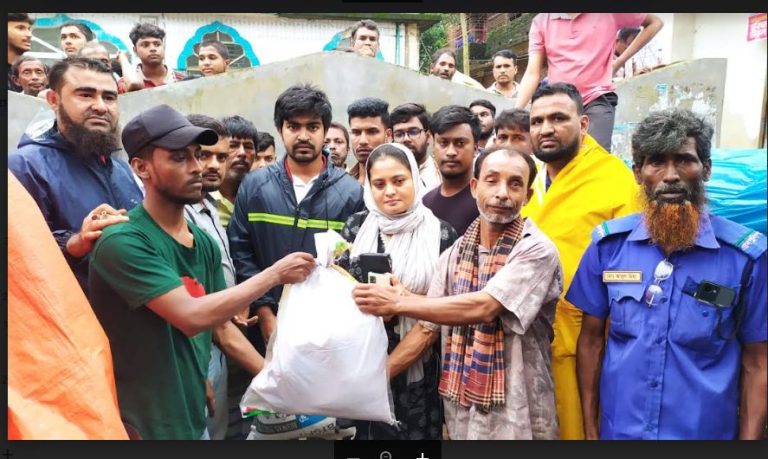 ব্রাহ্মণপাড়ায় বন্যার্তদের মাঝে উপজেলা প্রশাসনের ত্রাণ বিতরণ