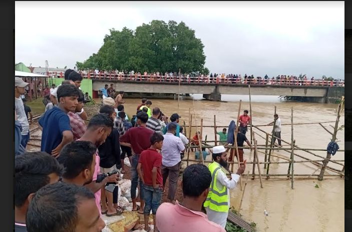 ব্রাহ্মননপাড়া ও বুড়িচংয়ে আতঙ্কে কাটছে গোমতীপাড়ের লক্ষাধিক মানুষের দিনরাত প্রতিরক্ষা বাঁধে ছুঁই ছুঁই পানি