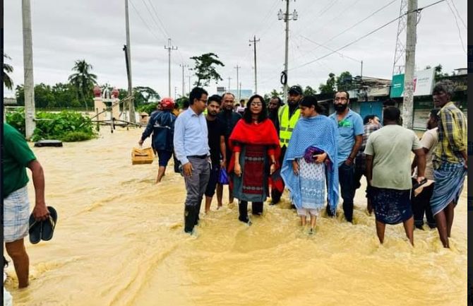 মৌলভীবাজারের মনু ও ধলাই নদীর ১৭টি স্থানে বাঁধ ভাঙ্গন, তিন শতাধিক গ্রাম প্লাবিত হয়েছে