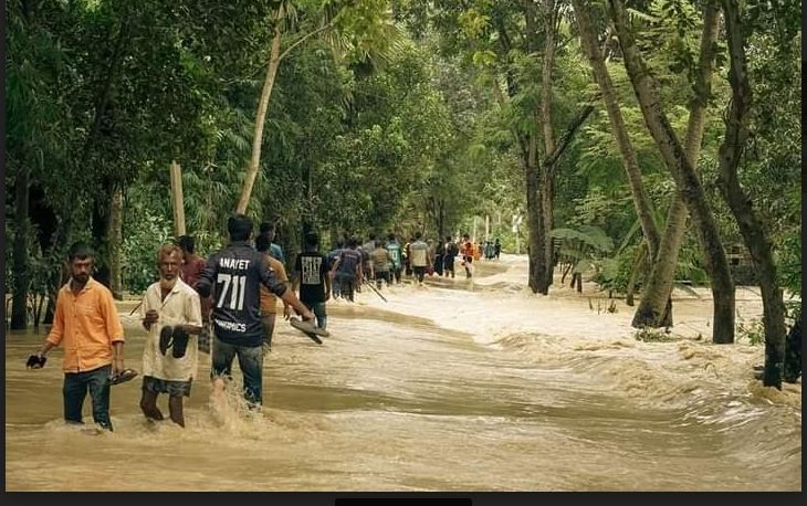 বুড়িচংয়ে গোমতির বাঁধ ভেঙে লোকালয় প্লাবিত, আশ্রয়ের খোঁজে দিশাহারা মানুষ