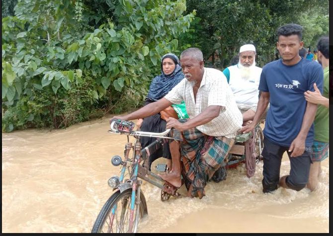 বন্যায় বুড়িচং ও ব্রাহ্মণপাড়া উপজেলায় বিপর্যস্ত লাখ মানুষ, সড়ক যোগাযোগ বন্ধ