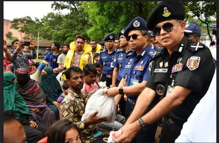 বন্যাকবলিত এলাকা পরিদর্শন ও ত্রাণ বিতরণ করলেন আইজিপি