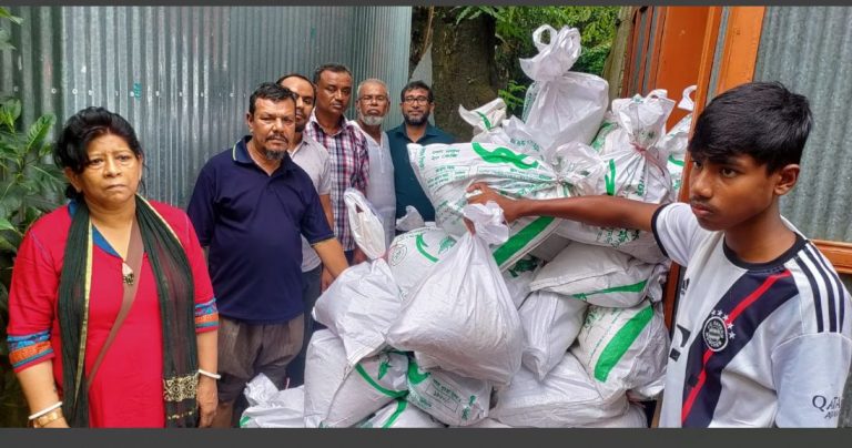 বুড়িচংয়ে বন্যার্তদের মাঝে ত্রাণ সামগ্রী বিতরণ করেছে বিনয় সাহিত্য সংসদ ও সংস্কৃতি সংসদ