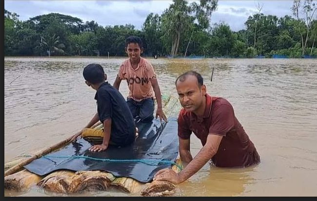 ব্রাহ্মণপাড়ার  একটু আশ্রয়ের জন্য মানুষের ছুটাছুটি লোকালয় প্লাবিত, পানি বন্ধী হাজার হাজার মানুষ