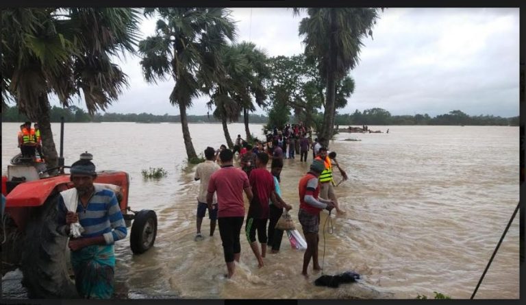 বাঁধ ভাঙ্গার ভয়ে হাজার হাজার মানুষ গোমতী পাড়ে এখনো কাটেনি আতঙ্ক