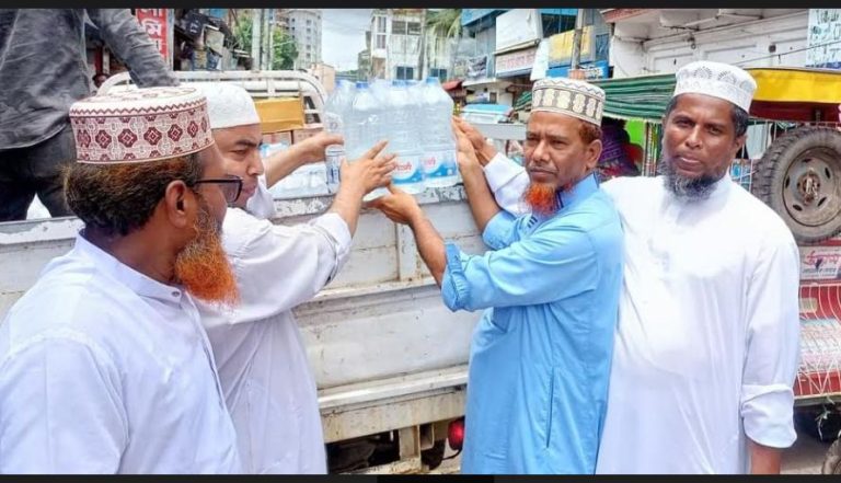 ৩‘শ পরিবারের মাঝে মাদরাসা শিক্ষক কর্মচারী ফোরামের ত্রাণসামগ্রী বিতরণ