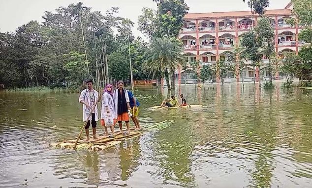 ব্রাহ্মণপাড়ার  বাড়ী ঘর ছেড়ে ৮০ হাজার  লোকজন আশ্রয় কেন্দ্রে,গোমতী নদী ও সালদানদী বাঁধ ভাঙ্গায় ১লক্ষ  ৫০ হাজার মানুষ   পানি বন্ধী