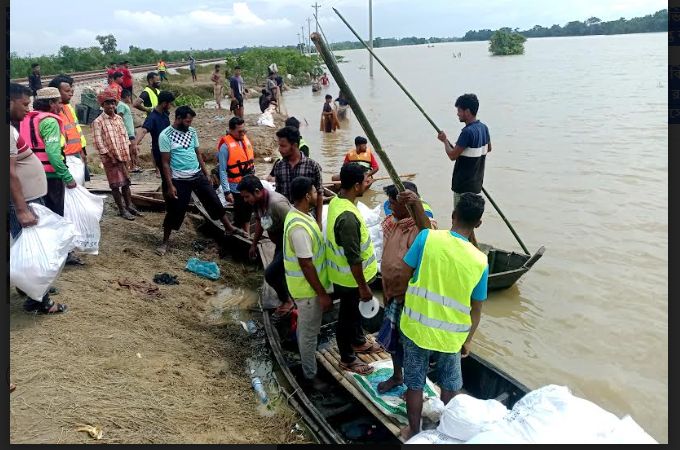 বুড়িচংয়ে  বন্যার্তদের পাশে বিভিন্ন রাজনৈতিক, সামাজিক, ও স্বেচ্ছাসেবী সংগঠনের কার্যক্রম অব্যাহত