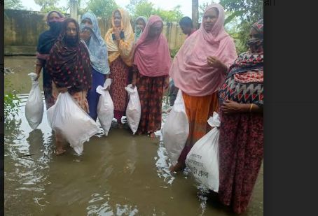 বুড়িচংয়ে  বন্যার্তদের পাশে  আলোকিত যুব উন্নয়ন সংস্থা