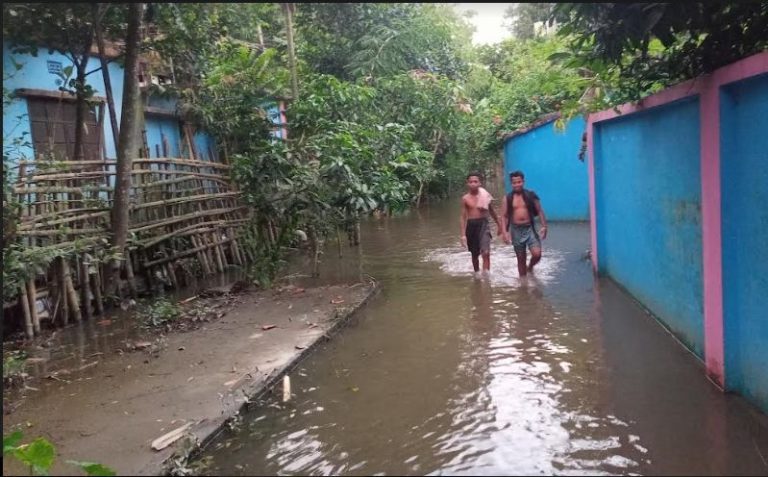 ব্রাহ্মণপাড়ায় বন্যার পানি কমতে শুরু করলেও কমছে না দুর্ভোগ