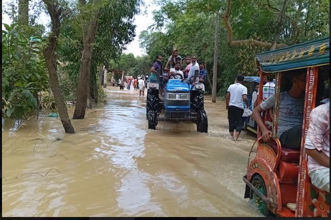 ধ্বংসস্তুপে ভেসে উঠছে ক্ষতচিহ্ন বুড়িচং- ব্রাহ্মনপাড়ায়  কমছে বন্যার পানি,বাড়ি ফিরতে মরিয়া মানুষ!