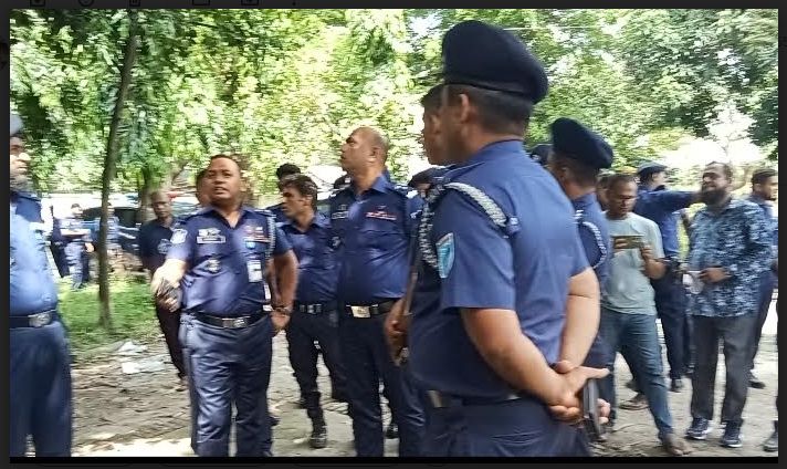 আড়াইহাজার থানার ধ্বংস্তুপ পরিদর্শণ করলেন নবাগত পুলিশ সুপার প্রত্যুষ কুমার মজুমদার