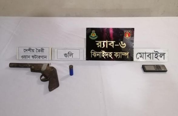 ঝিনাইদহে ওয়ান শুটারগান ও এক রাউন্ড গুলিসহ এক সন্ত্রাসীকে আটক করেছে র‌্যাব-৬