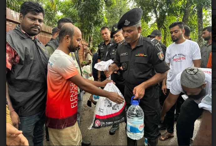 সাম্প্রতিক আকস্মিক বন্যায় কুমিল্লা জেলার চৌদ্দগ্রাম উপজেলার বন্যার্তদের মাঝে র‌্যাব-১১ কর্তৃক মানবিক সহায়তা প্রদান