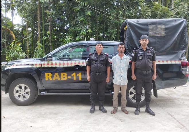 নোয়াখালীতে ৫টি আগ্নেয়াস্ত্র-গোলাবারুদসহ যুবক গ্রেপ্তার