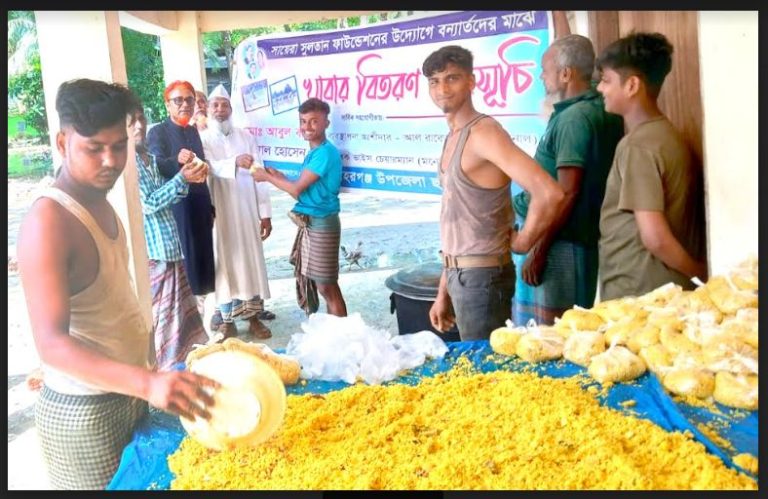 মনোহরগঞ্জে সায়েরা সুলতান ফাউন্ডেশনের উদ্যোগে  বন্যার্তদের মাঝে খাবার বিতরণ