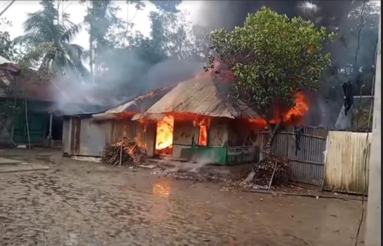 মনোহরগঞ্জে আগুনে পুড়েছে দুই পরিবারের থাকার ঘর