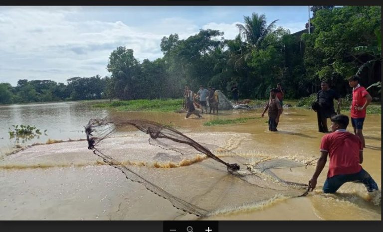 ভোগান্তির বন্যায় মাছ ধরার আনন্দ উৎসব