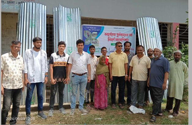 বুড়িচংএলাকার বন্যায় ক্ষতিগ্রস্ত বাড়িঘর পুনর্গঠনে ঢেউটিনসহ নির্মানসামগ্রী বিতরন